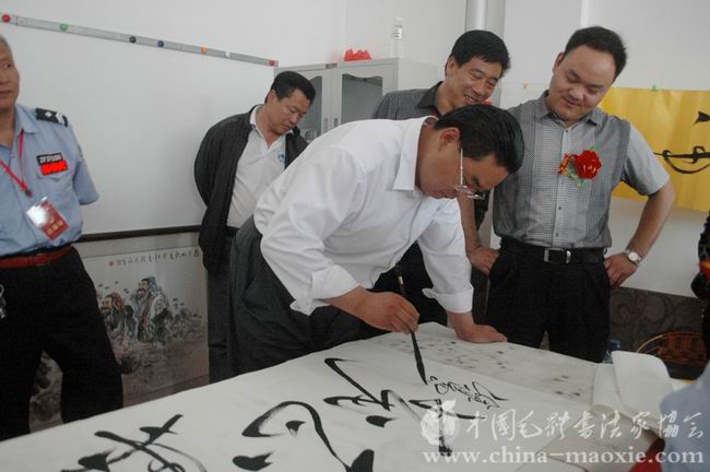 中国毛体书法家协会名誉会长毛小青书写现场